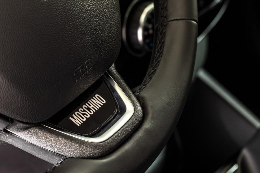 Детали интерьера Renault Clio Moschino 2018 года  (фото 4 из 18)